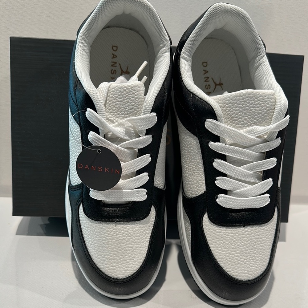 NWT Danskin Ultra Light Comfort Memory Foam Black & White Sneakers. Size 8.5